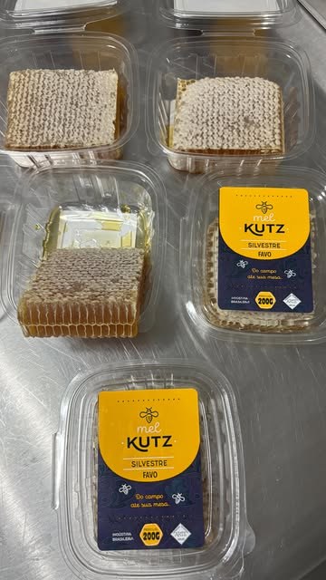 Favos de mel e potes de mel Kutz silvestre embalados, com rótulo