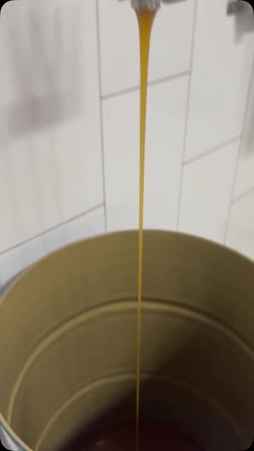 Fio de mel escorrendo no balde