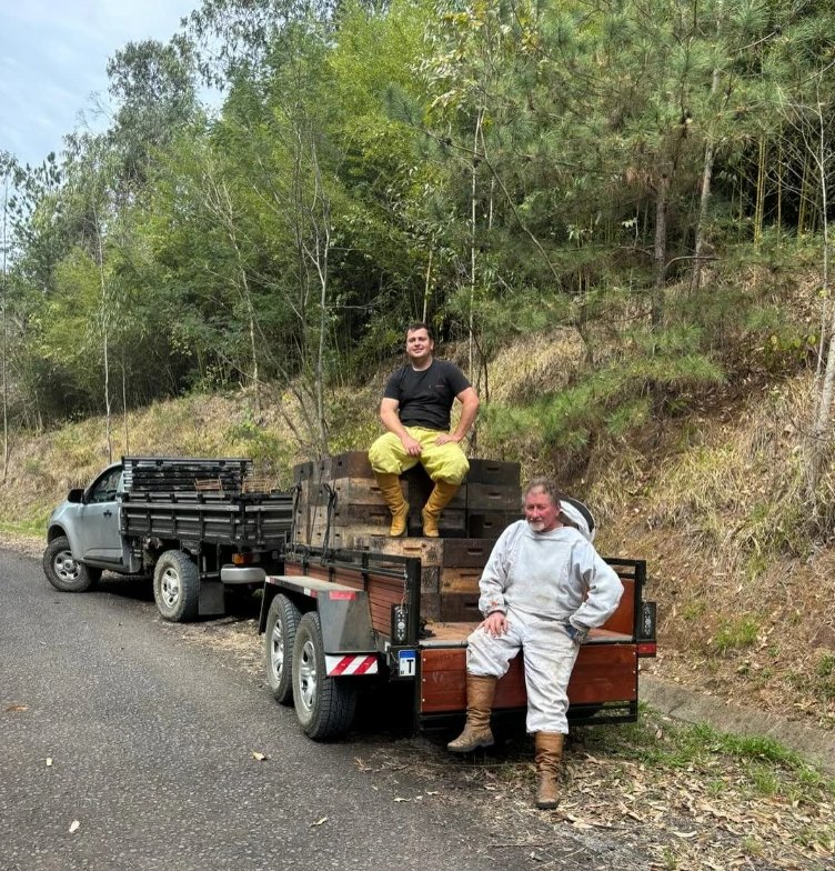 Sr. Leonides Kutz, fundador, e o filho Henrique com as melgueiras na estrada do apiário