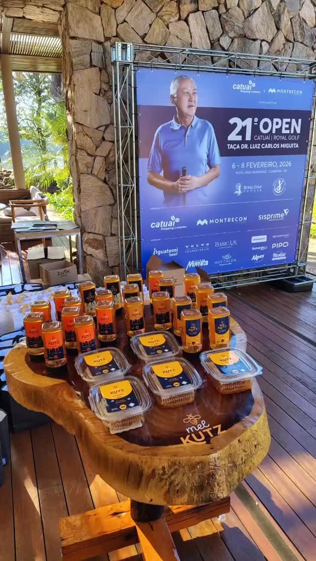 Vitrine com potes e favos de mel Kutz num evento
